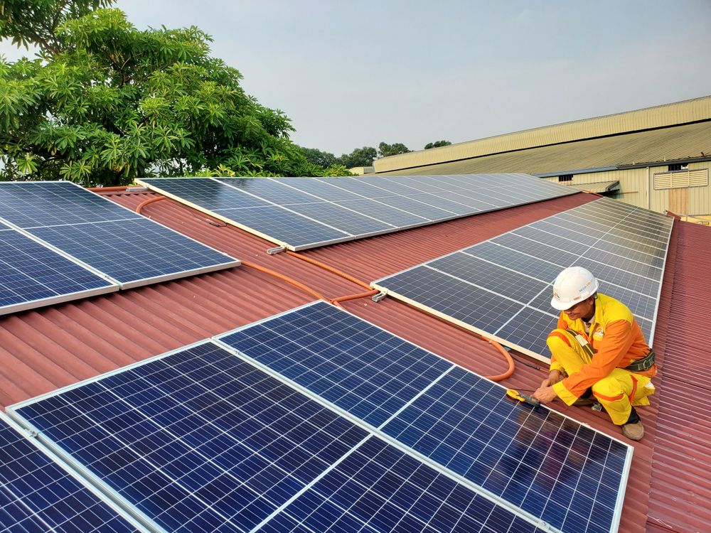 Khảo sát mái tôn trước khi lắp đặt giúp đảm bảo độ bền và an toàn cho hệ thống.