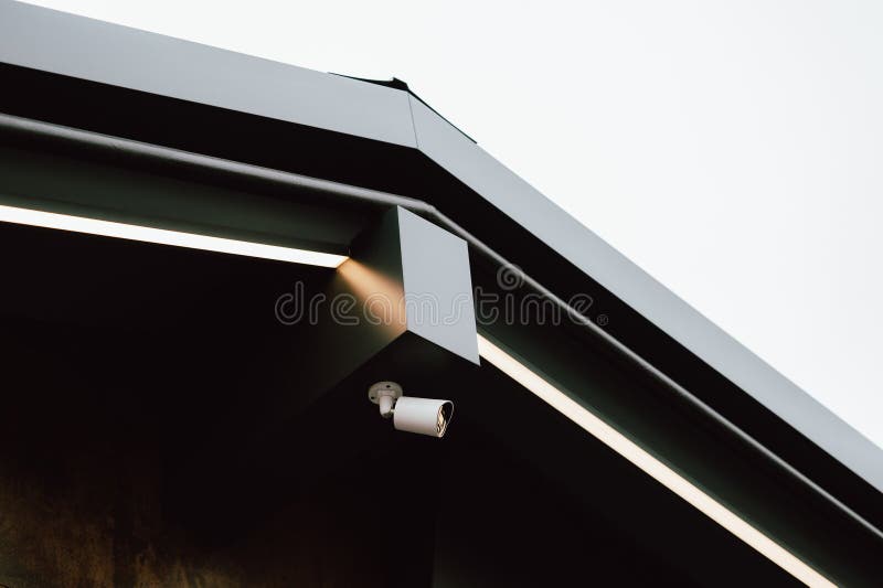 Camera an ninh ngoài trời lắp đúng vị trí giúp quan sát cổng và sân hiệu quả.