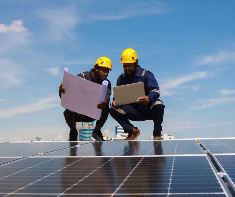 Bản kế hoạch đầu tư và hạng mục vật tư cho dự án điện mặt trời quy mô lớn.