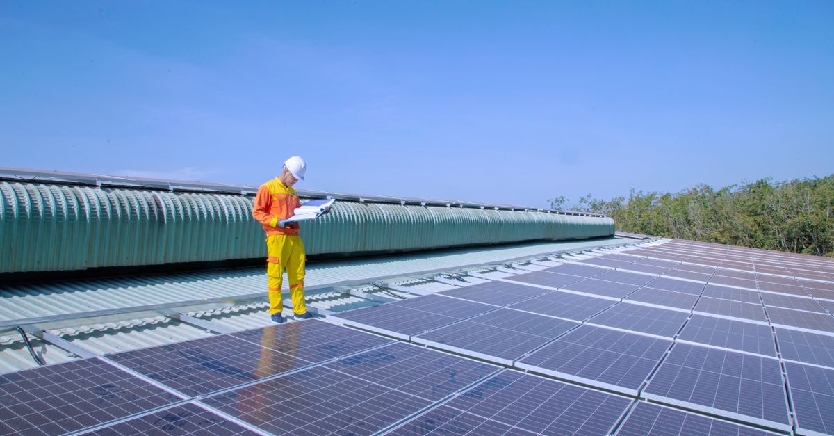 Vệ sinh tấm pin đúng cách giúp hệ thống giữ hiệu suất ổn định