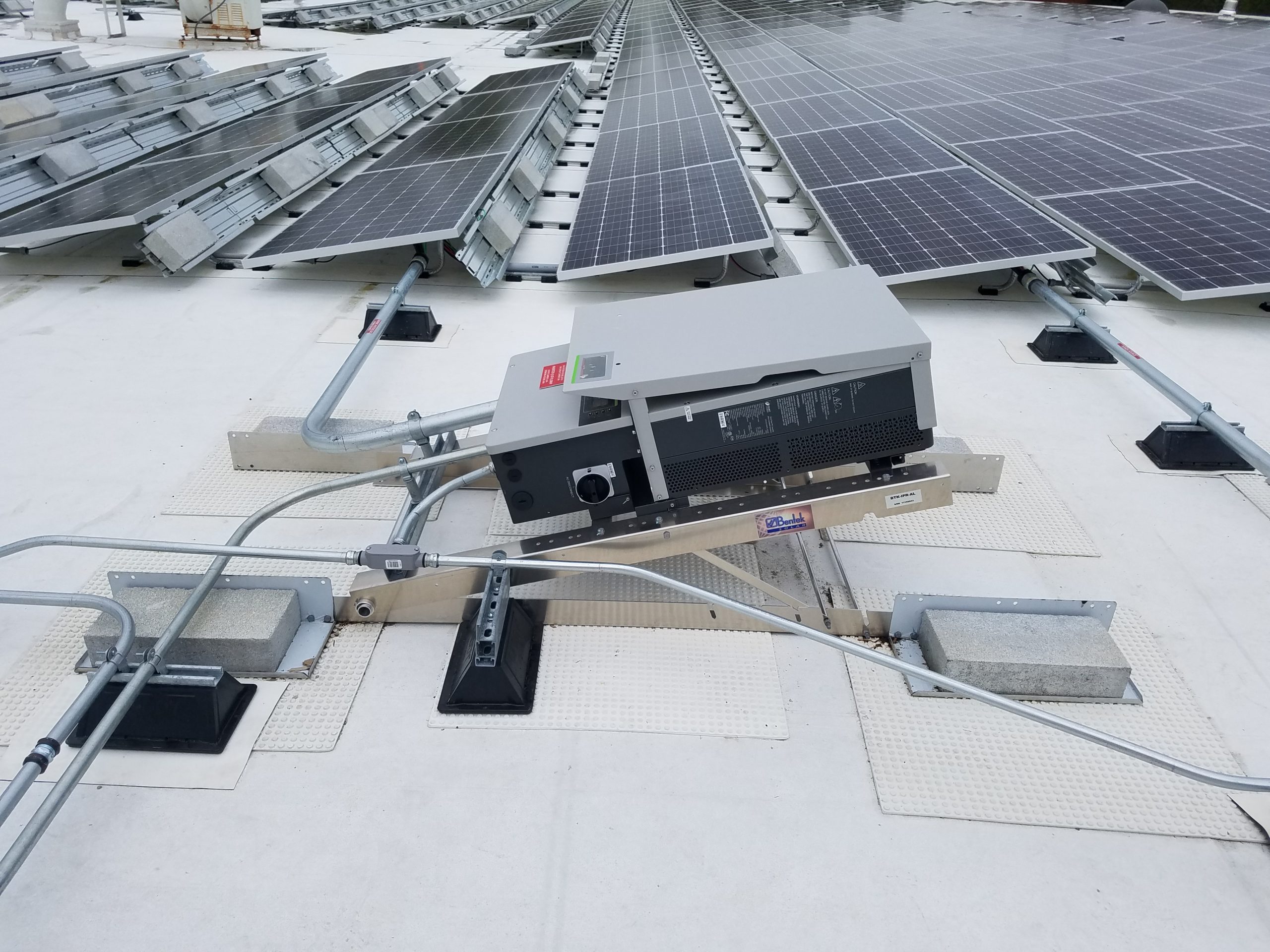 Inverter hòa lưới lắp gọn gàng, thuận tiện theo dõi và bảo trì.