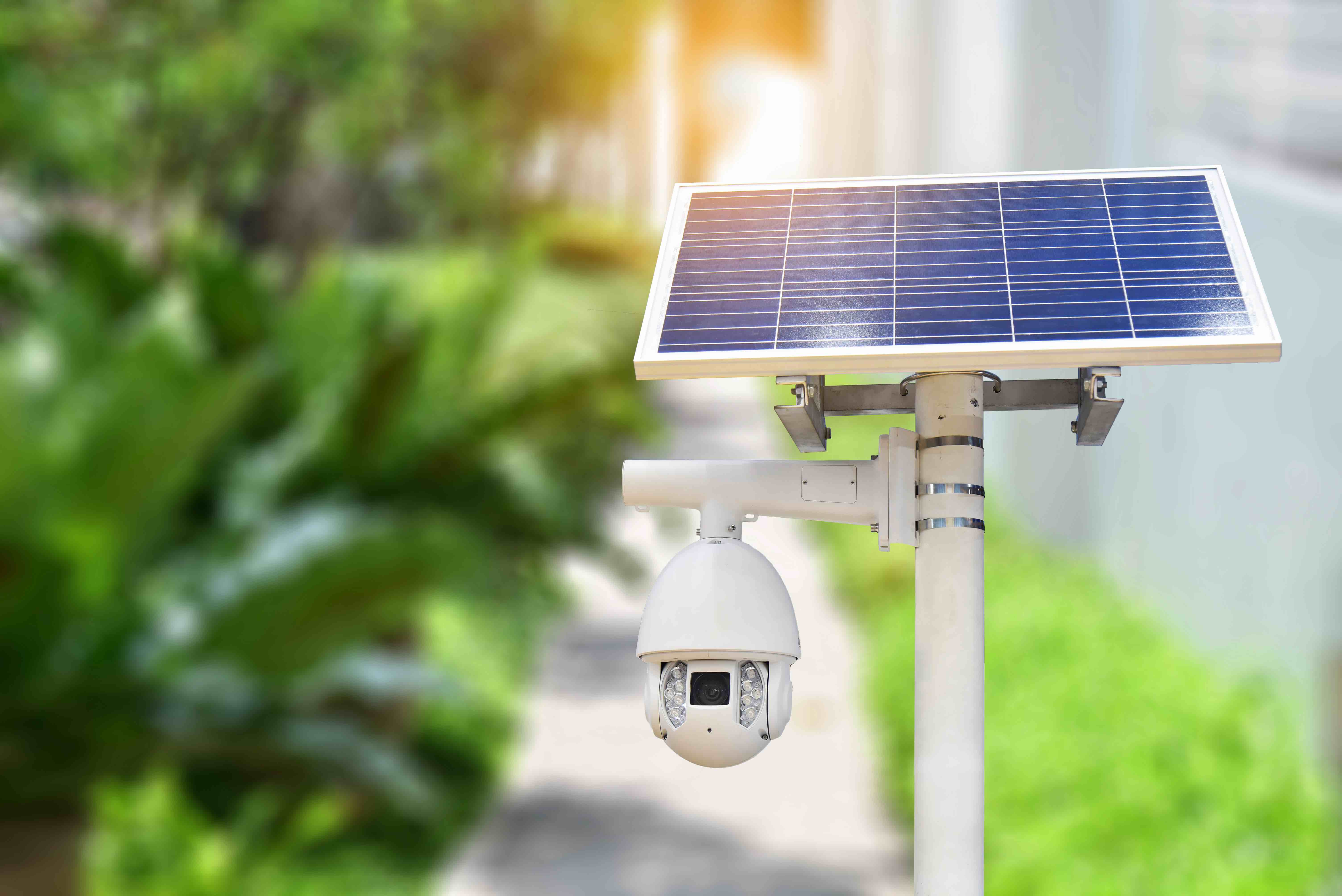 Camera năng lượng mặt trời ngoài trời lắp ở cổng nhà, gọn và tiện.