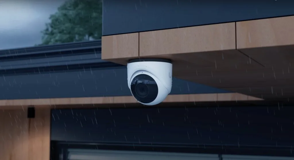 Cận cảnh camera chống nước ngoài trời với đầu nối được xử lý kín và gọn.