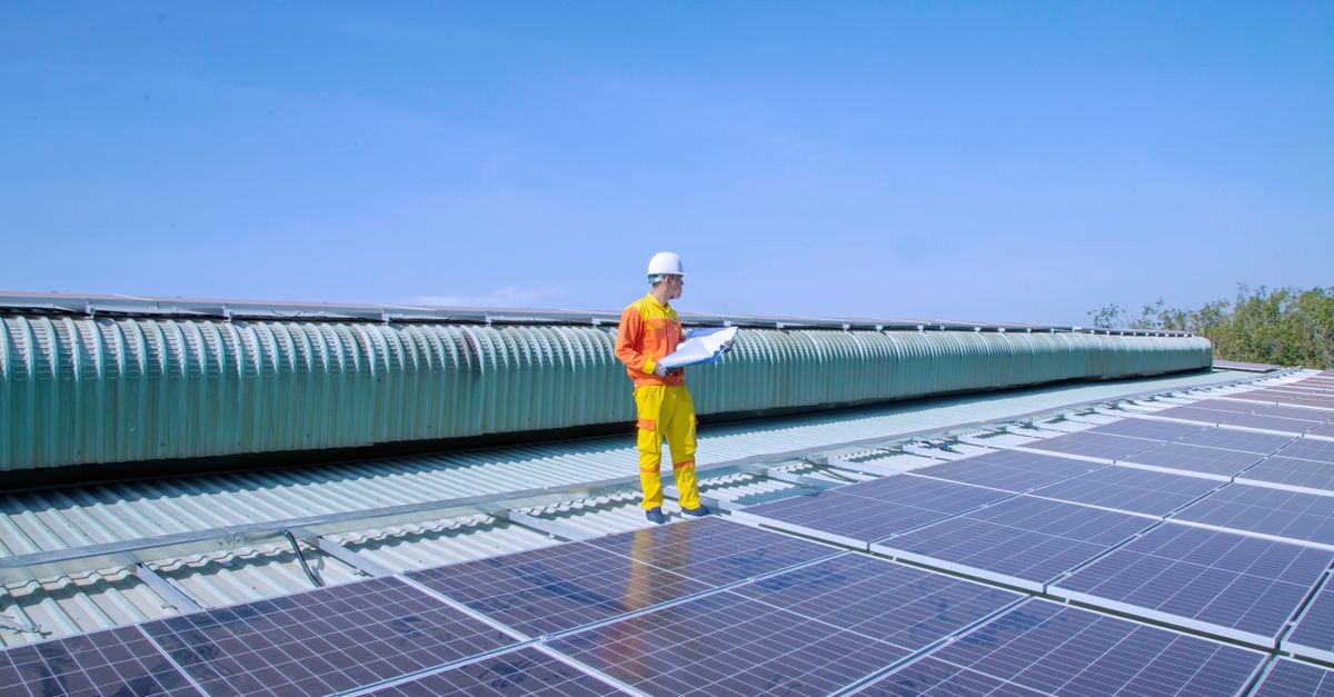 Kỹ thuật viên cấu hình hệ thống điện mặt trời bám tải với CT đo dòng và zero export.