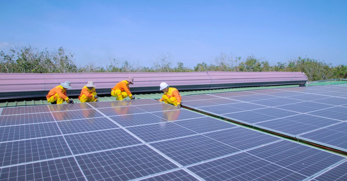 Hệ thống inverter 3 pha và giám sát sản lượng giúp kho xưởng vận hành ổn định.