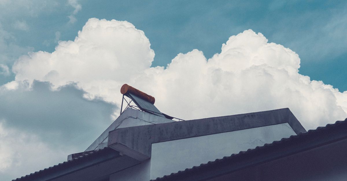 Hệ thống điện mặt trời được tích hợp gọn trên mái villa hiện đại, giữ trọn tính thẩm mỹ.