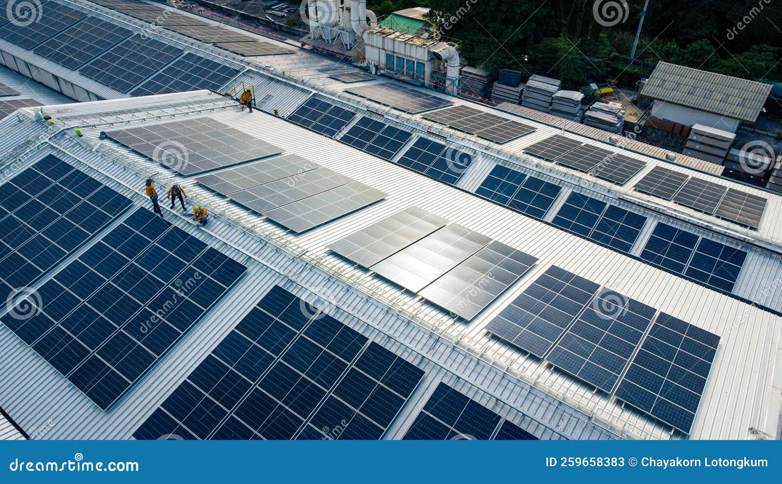 Hệ thống điện mặt trời trên mái nhà xưởng giúp doanh nghiệp tại Hà Nội tối ưu chi phí vận hành.