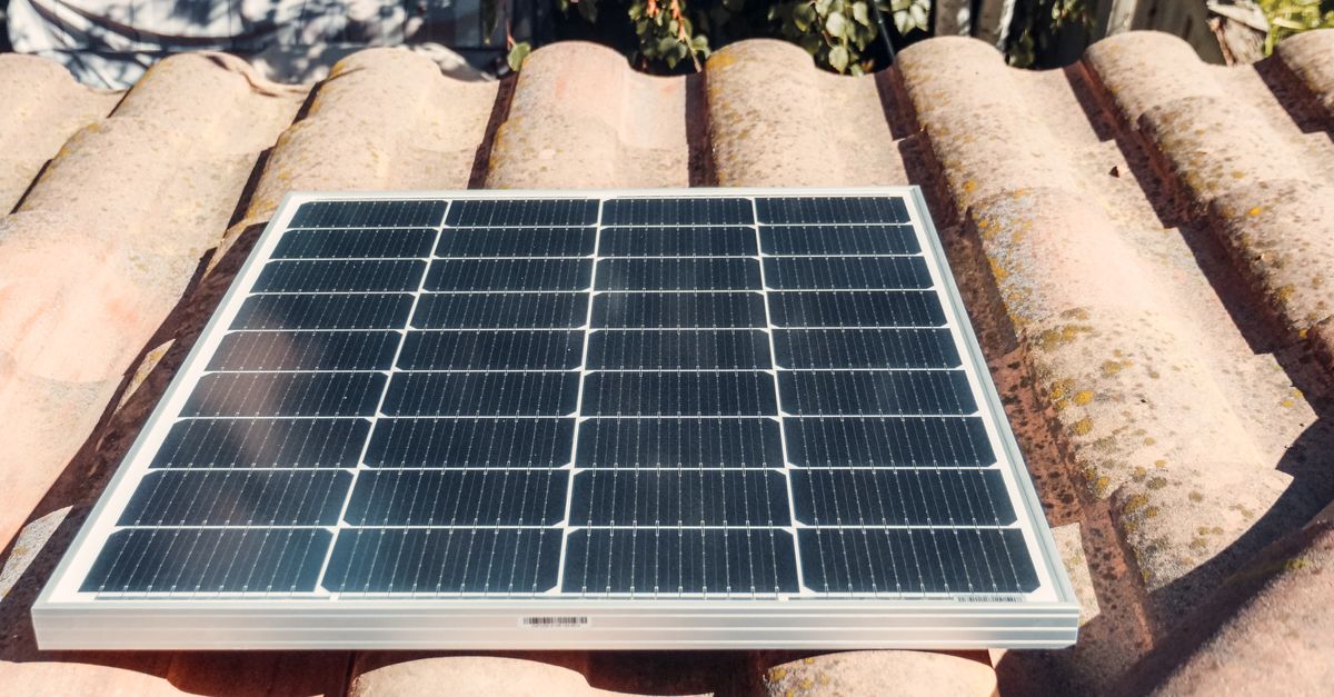 Hệ thống điện mặt trời hòa lưới 5kW trên mái nhà dân dụng tại Hà Nội.