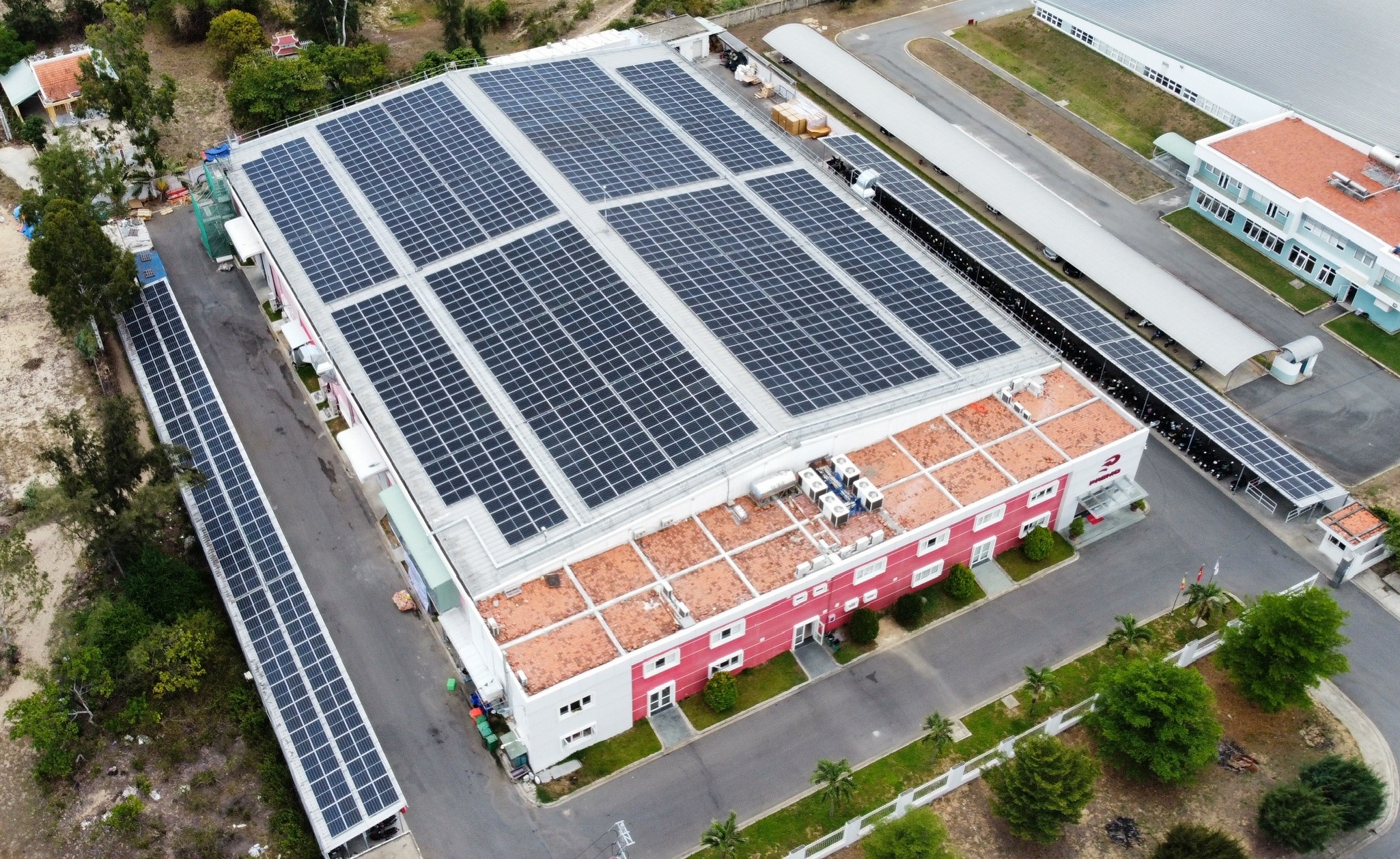 Hệ thống điện mặt trời hybrid trên mái nhà phố tại Hà Nội.
