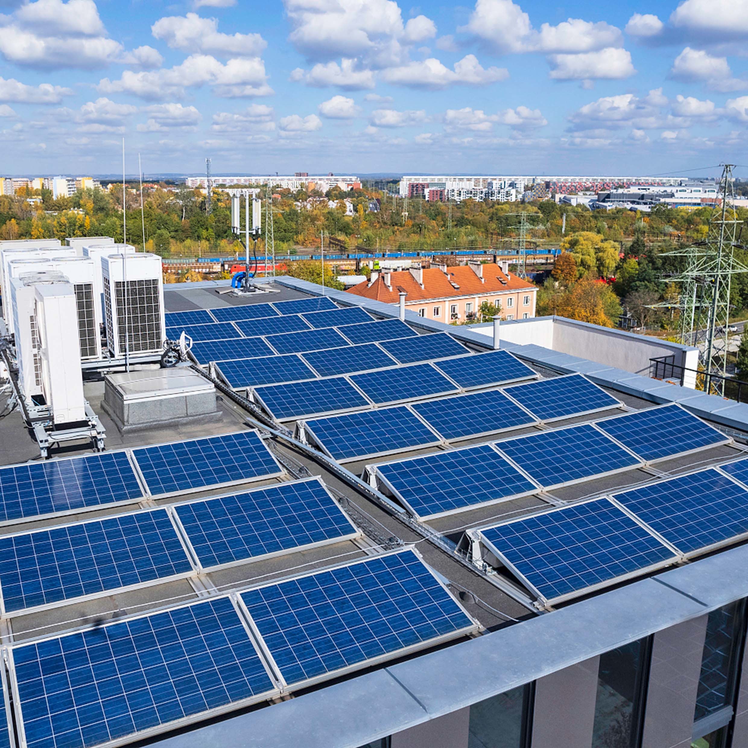 Kỹ thuật viên kiểm tra inverter và bộ đo công suất trong hệ thống điện mặt trời không phát ngược.