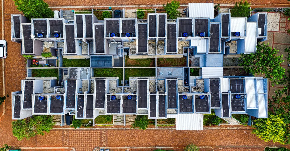 Tủ pin lưu trữ lithium và inverter hybrid trong không gian lắp đặt gọn gàng