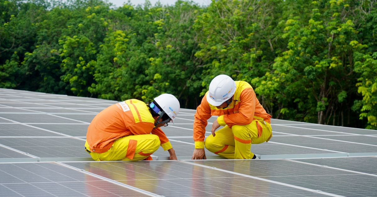 Tấm pin bifacial hai mặt kính tận dụng phản xạ ánh sáng từ bề mặt mái sáng màu.