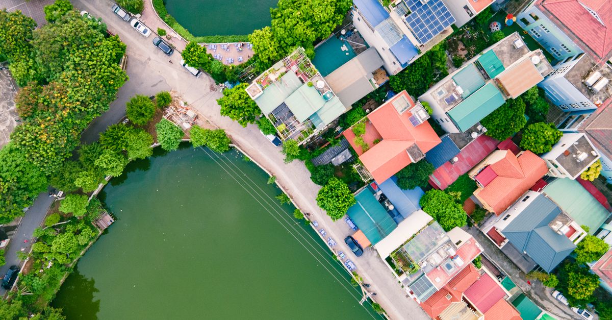 Hệ thống điện mặt trời gia đình với thiết bị và kết cấu lắp đặt rõ ràng.