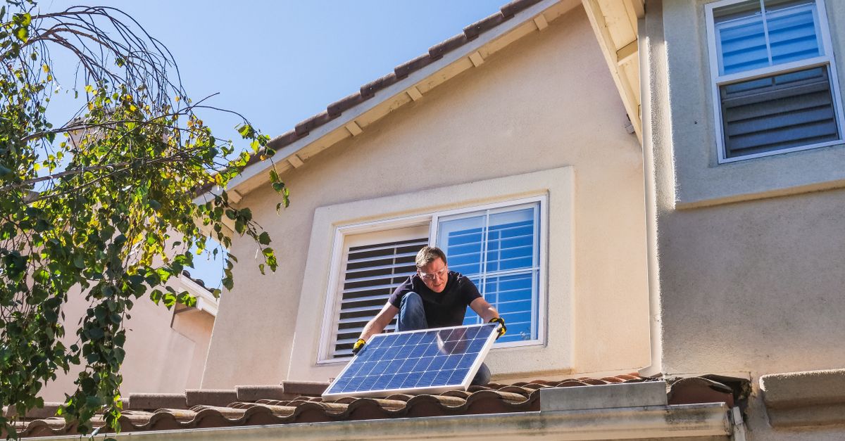 Kiểm tra và vệ sinh hệ thống solar gia đình trên mái nhà.