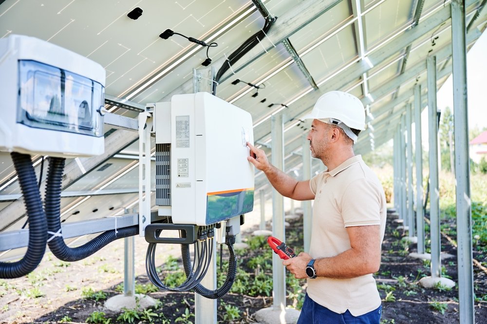 Inverter solar lắp đặt gọn gàng trong phòng kỹ thuật của hệ thống điện mặt trời.