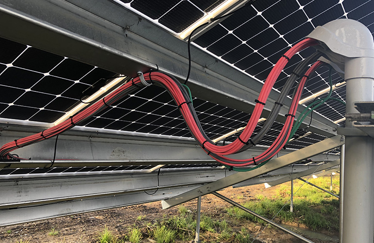 Đường dây AC solar được đi gọn từ inverter đến tủ điện, đảm bảo an toàn và thẩm mỹ.