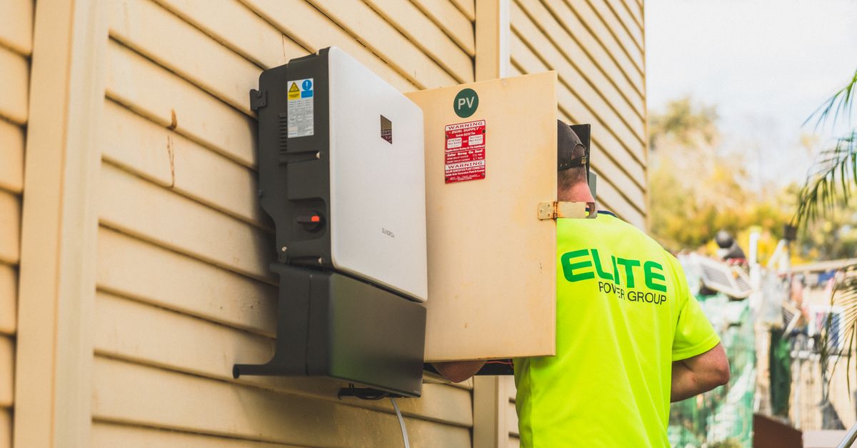 Mô hình điện mặt trời gia đình có inverter hybrid và giám sát vận hành.