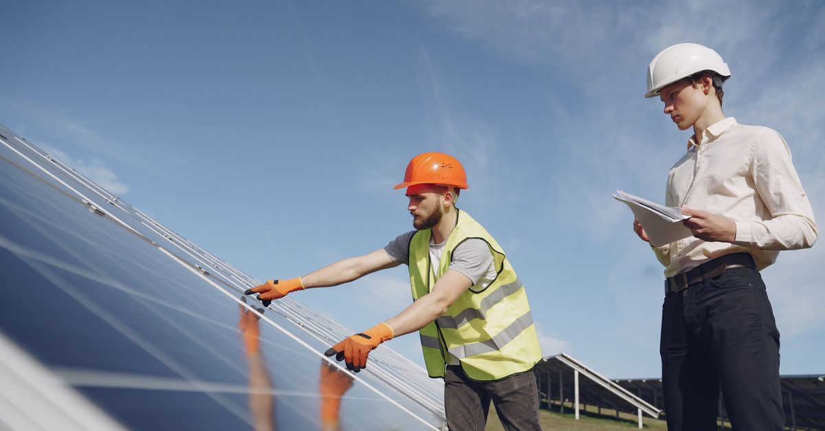 Cận cảnh cấu trúc pin TOPCon và hệ khung lắp đặt đồng bộ.