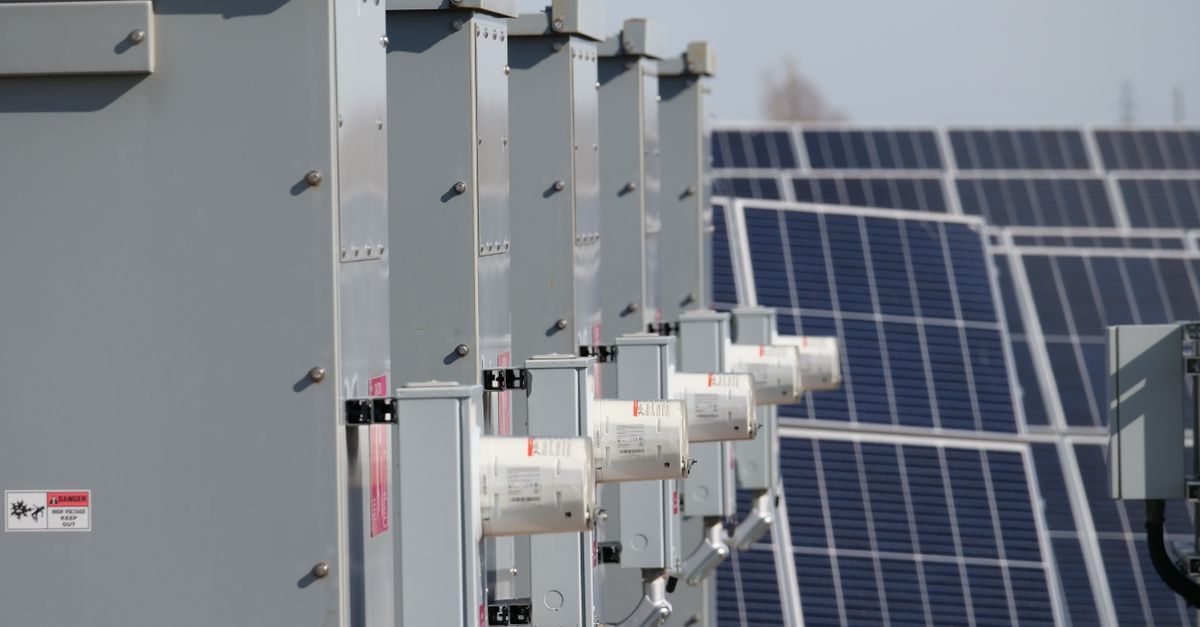 Sơ đồ đấu nối inverter hybrid với các cổng PV, battery, grid và backup load