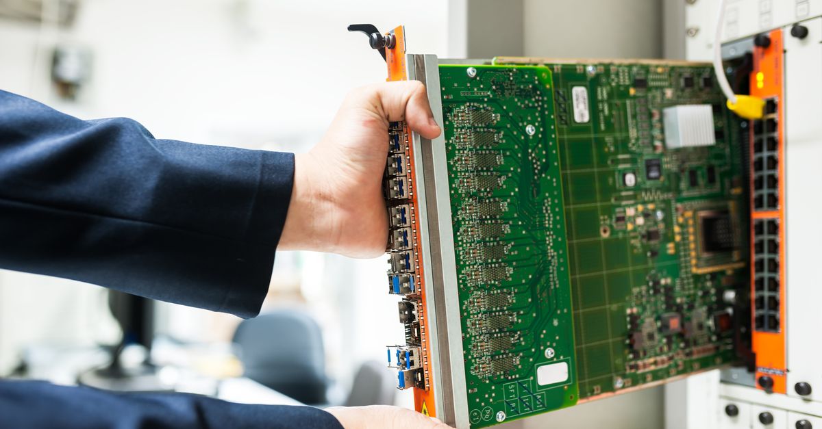 Kỹ thuật viên cấu hình inverter hybrid trong phòng điện gia đình