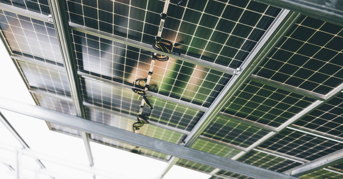 Theo dõi sản lượng kWh và biểu đồ vận hành giúp phát hiện suy giảm hiệu suất sớm.