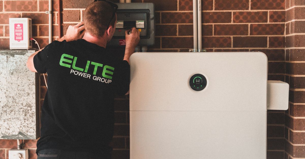 Đối chiếu dữ liệu inverter và đồng hồ đo điện để kiểm tra sản lượng thực tế.