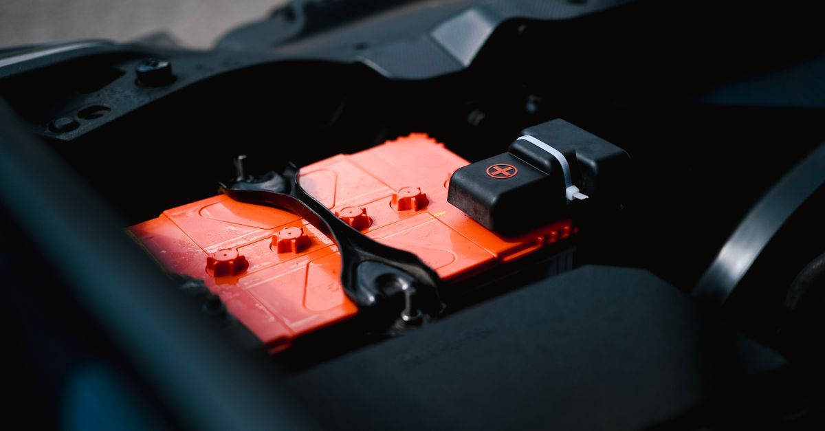 Kỹ thuật viên chuẩn bị lắp đặt pin lithium lưu trữ cho hệ điện mặt trời.