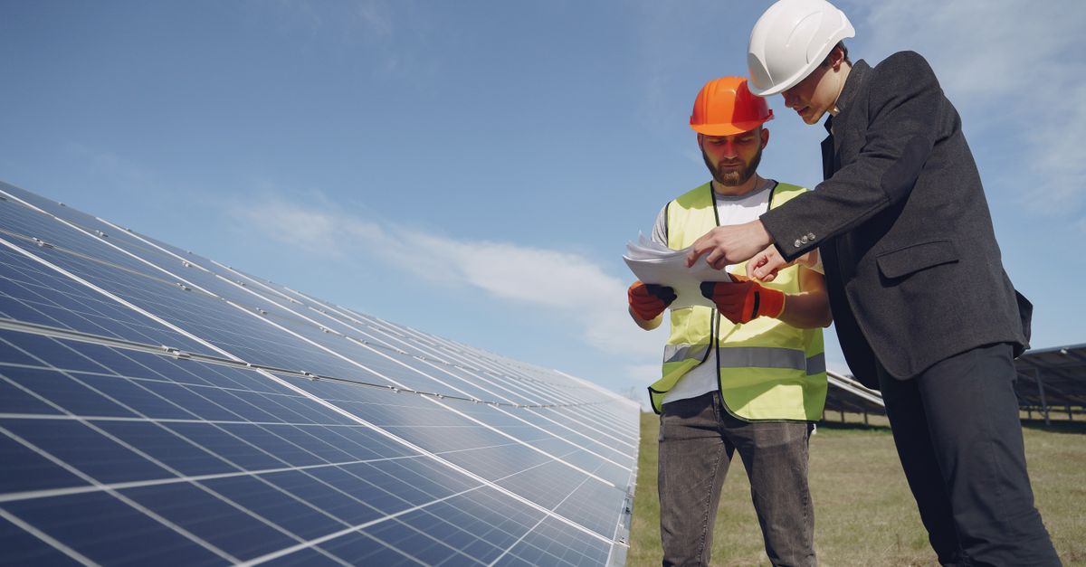 Cận cảnh bộ pin lithium lưu trữ với thiết bị bảo vệ và dây kết nối đúng chuẩn.