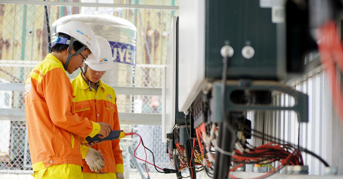 Kỹ thuật viên kiểm tra inverter để phát hiện sớm lỗi vận hành và suy giảm hiệu suất.